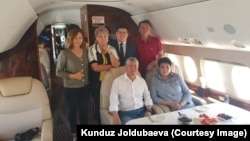 Алмазбек Атмабаев и его сторонники перед вылетом в Москву 24 июля 2019 года. 