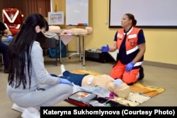 First-aid instructor Kateryna Sukhomlynova (right): "We want to be ready if war comes."