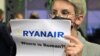 В аэропорту Вильнюса некоторые встречавшие держали такие плакаты: "Где Роман?"