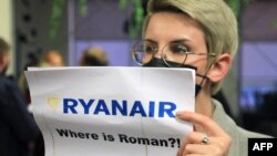 Женщина стоит с плакатом «Где Роман (Протасевич)?!» в зоне прилета аэропорта. Вильнюс, 23 мая 2021 года