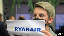 В аэропорту Вильнюса некоторые встречавшие держали такие плакаты: «Где Роман?»