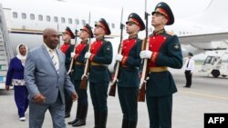 Կոմորյան կղզիների նախագահ Ազալի Ասումանիին դիմավորում են Պուլկովո օդակայանում, Սանկտ Պետերբուրգ, 26 հուլիսի, 2023թ.