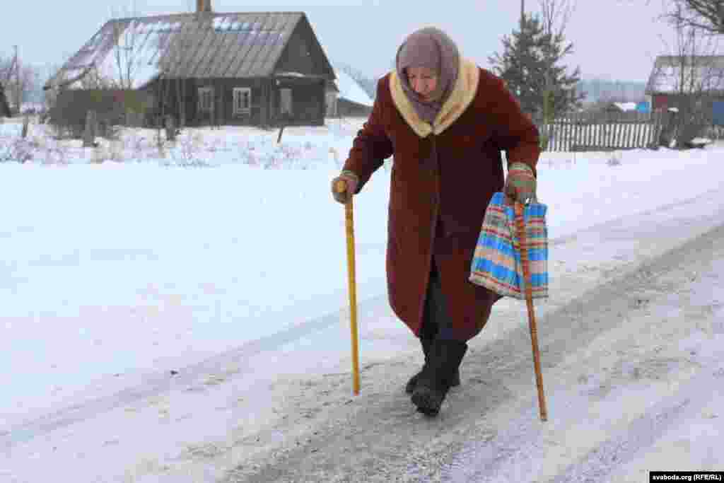 Жанчына ў вёсцы Дубітава Брэсцкай вобласьці ідзе дамоў пасьля наведваньня аўталаўкі. 24 студзеня 2017 году.