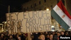 Budapeştde on müňlerçe protestçi demonstrasiýa geçirdýär, 2-nji ýanwar.