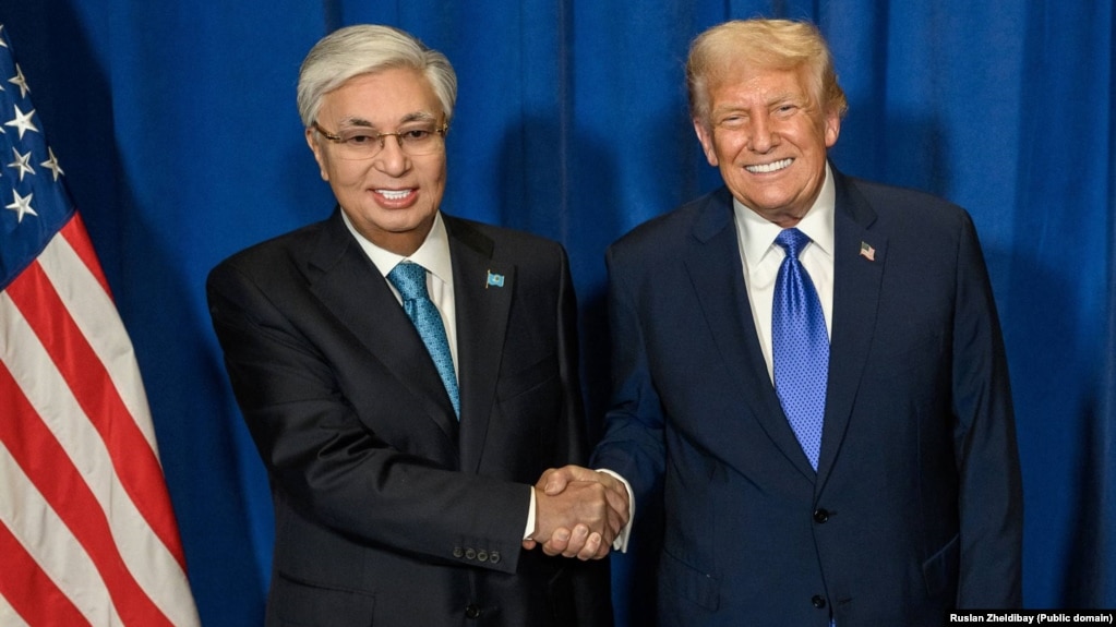 Le président kazakh Qasym-Zhomart Tokaïev et le président américain Donald Trump posent en marge de l'ONU à New York le 30 septembre.