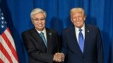 Президент Казахстана Касым-Жомарт Токаев и президент США Дональд Трамп в кулуарах сессии Генассамблеи ООН в Нью-Йорке. 30 сентября 2025 года
