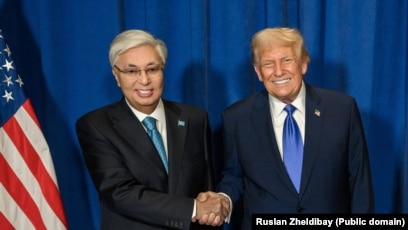 Қоғамдық көлікте қыздарды қағып алады