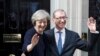 Theresa May și Philip, soțul ei, pozează pentru presă la 10 Downing Street