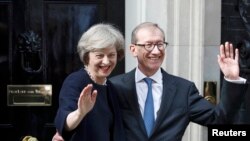 Theresa May și Philip, soțul ei, pozează pentru presă la 10 Downing Street
