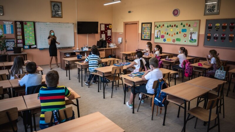 Nove mere u Srbiji: Nastava na daljinu za učenike srednjih i starijih razreda osnovnih škola