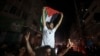 Palestinezët në Rripin e Gazës duke festuar pas arritjes së armëpushimit.
