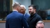 Коротка зустріч і рукостикання президента України Зеленського та очільника Угорщини Петера Мадяра під час саміту ЄС в Брюсселі. 18 червня 2026 року