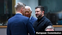 Коротка зустріч і рукостикання президента України Зеленського та очільника Угорщини Петера Мадяра під час саміту ЄС в Брюсселі. 18 червня 2026 року