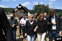 Ангела Меркель посещает одну из пострадавших деревень