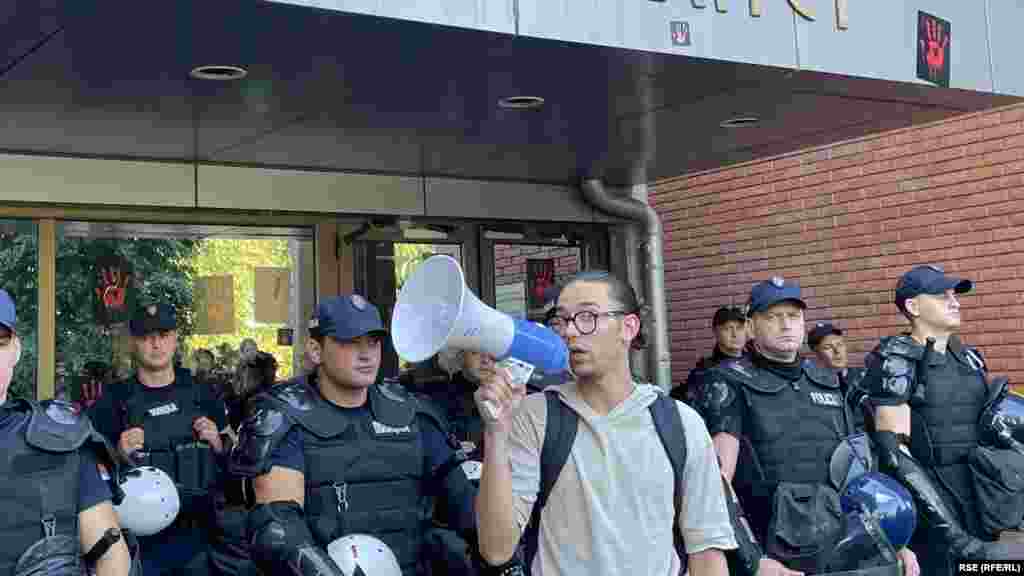 A kar hallgatói szerda este tíz óráig adtak időt Alanovićnak, hogy elküldje a rendőröket az épület elől, és ismét lehetővé tegye a bejutást
