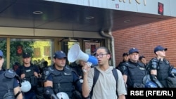 Policija i student ispred Filozofskog fakulteta u Novom Sadu, 27. avgust 2025.