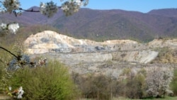 Proiectul Certej este gândit ca unul de exploatare în carieră deschisă. Față de forma inițială, a fost eliminată procedura cianurării.