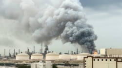 دود ناشی از حمله پهپادی به یک پالایشگاه نفتی در بحرین در روز دوشنبه