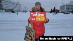 ТВ-2 телеарнасына қолдау білдіріп тұрған адам.