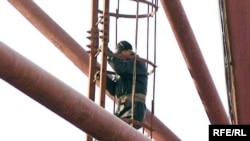 Юрий Хореев сот процесінің алдында наразылық білдіріп телемұнараның басына шығып алды. Қарағанды, 18 қараша 2009 жыл.