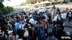 Picketers turned out in Moscow in September 2008 to decry the militia killing of Magomed Yevloyev in Nazran.