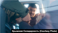 Эрнест Ибрагимов с другими задержанными крымскими мусульманами в автозаке перед заседанием подконтрольного России Киевского районного суда Симферополя, 17 февраля 2021 года