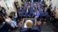 Američki predsednik Donald Tramp (s leđa) na konferenciji za novinare u Beloj kući, ispred predstavnika sedme sile koji su i sami na fizičkoj distanci propisanoj kao mera prevencije širenja korona virusa. 6. april 2020. 