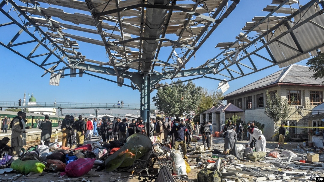 Lucrurile pasagerilor sunt împrăștiate pe peron după o explozie produsă la o gară din Quetta, capitala provinciei Balochistan din Pakistan, pe 9 noiembrie. 