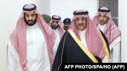 محمد بن نایف، در میانه تصویر، همراه محمد بن سلمان، نایب ولیعهد (سمت چپ)