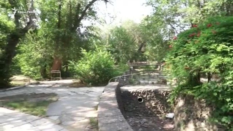 Курортный парк в Саках: как зеленая зона превращается в руины (видео)