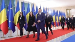 Marcel Ciolacu (în prim-plan), alături de câțiva dintre miniștrii din cabinetul reînvestit în funcție în decembrie 2024.