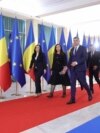 Marcel Ciolacu (în prim-plan), alături de câțiva dintre miniștrii din cabinetul reînvestit în funcție în decembrie 2024.
