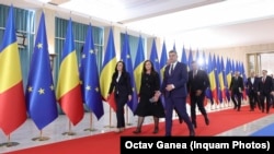 Noul Guvern, condus tot de „vechiul” premier, Marcel Ciolacu, a avut luni seară prima ședință, după votul dat de Parlament și depunerea jurământului de către miniștrii Cabinetului. 