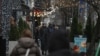 Pietoni pe o stradă decorată de Crăciun, la Kiev, pe 11 decembrie 2025. 