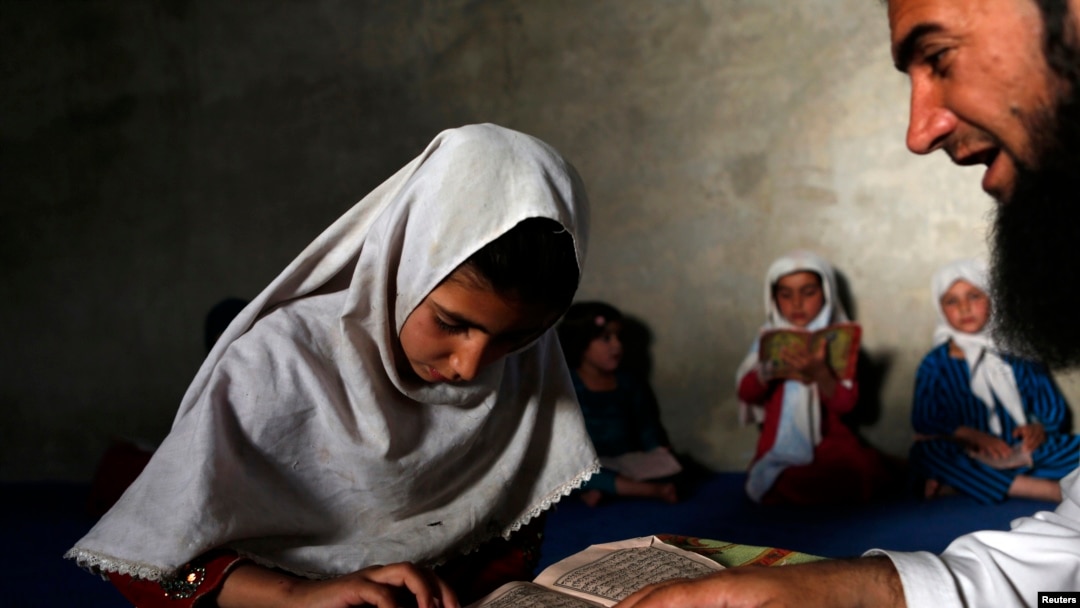 Сүйкімді қызбен бірінші адамның жыныстық қатынасы