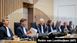 Председательствующий судья Хендрик Стинхьюиз, третий слева, открывает заседание суда по делу МН17, Нидерланды, 8 июня 2020 года