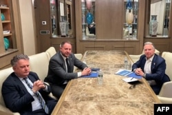 Andriy Yermak (centru), șeful de cabinet al președintelui ucrainean, și ministrul adjunct de externe Serhiy Kyslytsya al Ucrainei (stânga) se întâlnesc la New York cu trimisul special al Casei Albe, Steve Witkoff.