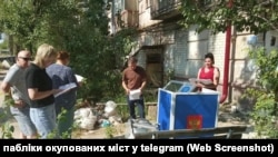 Добуш берүү Украинанын Орусия көзөмөлдөп турган аймактарында да уюштурулду. Луганск облусунун Лисичанск шаарында тартылган сүрөт.