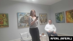 Падчас прэзэнтацыі. Справа -- выдавец Яраслаў Іванюк