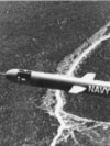 O versiune timpurie a rachetei Tomahawk testată în New Mexico în 1976. Racheta Tomahawk a fost dezvoltată în anii 1970, în toiul Războiului Rece cu Uniunea Sovietică. Racheta de croazieră este proiectată să zboare pe distanțe lungi, la o altitudine suficient de joasă pentru a evita majoritatea radarelor, menținând în același timp viteza unui avion de pasageri.