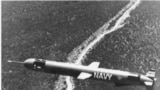 Рання версія ракети «Томагавк», яку випробовували над Нью-Мексико в 1976 році.<br><br>«Томагавк» був розроблений у 1970-х роках на тлі напруженості у відносинах з Радянським Союзом під час Холодної війни. Крилата ракета призначена для польотів на великі відстані на досить низькій висоті, щоб уникнути більшості радарів, зберігаючи при цьому швидкість пасажирського літака