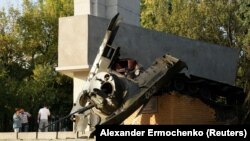 Pamje e monumentit të shkatërruar nga eksplodimi në Luhansk 