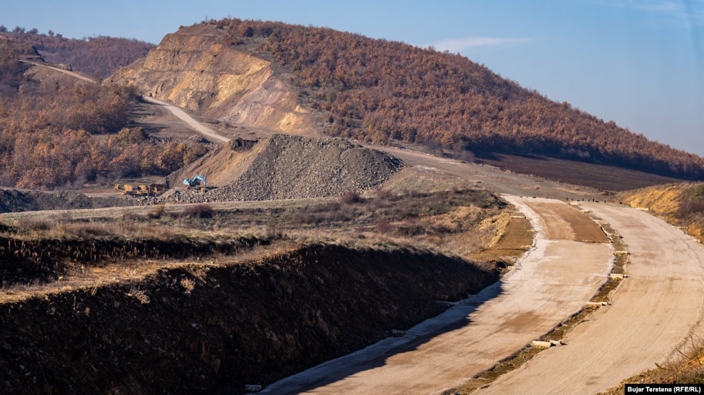 Disa makineri duke punuar afër Bresalcit, fshat ky nga do të kalojë autostrada.