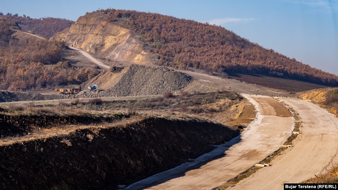 Disa makineri duke punuar afër Bresalcit, fshat ky nga do të kalojë autostrada.