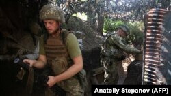 Ukrajinski vojnici na pozicijama u blizini uporišta proruskih separatista u Donjecku 