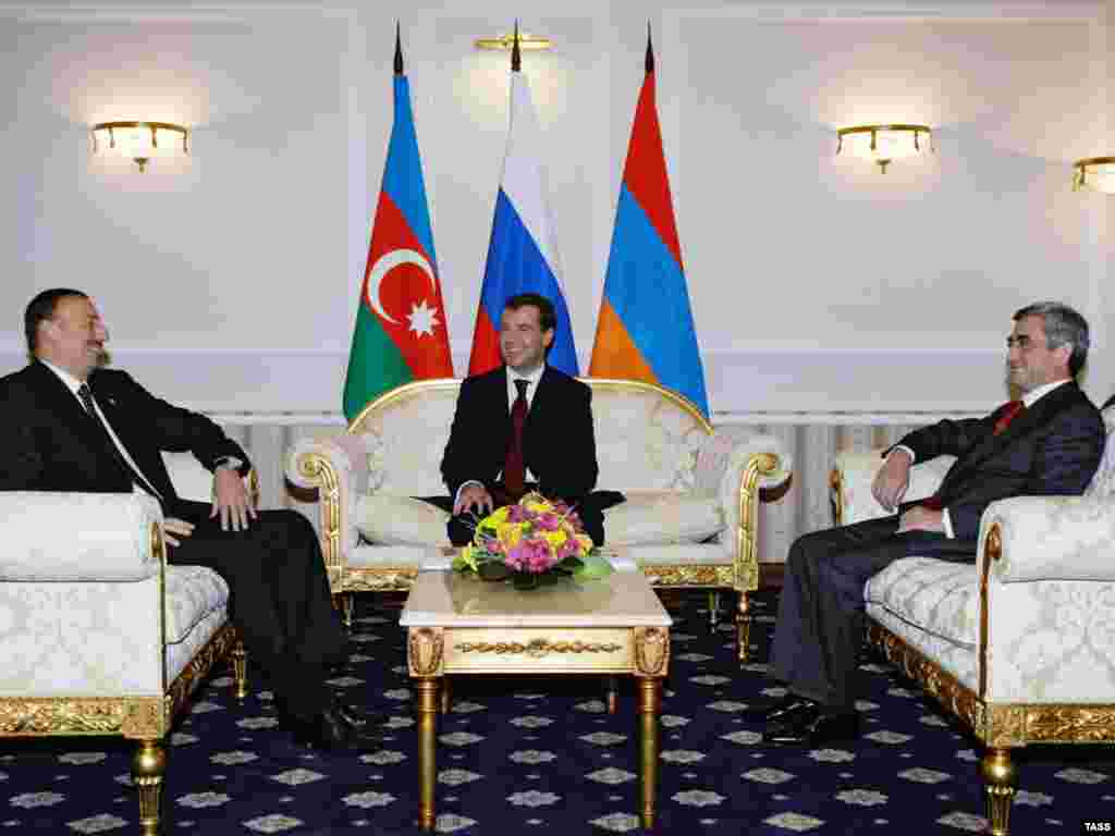 Moldova -- Russian President Dmitry Medvedev with his Armenian and Azerbaijani counterparts Serzh Sarkisina and Ilham Aliyev in Chisinau, 09Oct2009