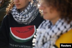 Një protestuese me një bluzë me imazhin e shalqirit. Aman, Jordani 22 dhjetor 2023.