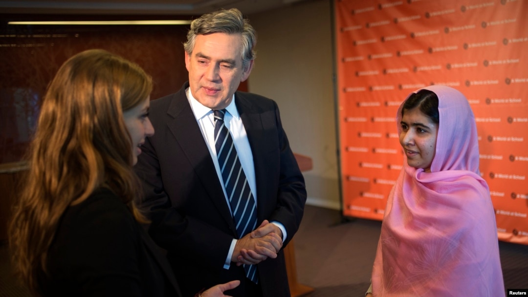 Former British Prime Minister Gordon Brown stands between Malala Yousafzai (right) and Farah Haddad, a Syrian student living in the United States, in New York in September.