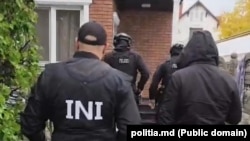 Fotografie distribuită de poliție de la perchezițiile efectuate vineri, 23 octombrie, în cadrul anchetei privind un grup de tineri suspectat că pregătea dezordini în masă.