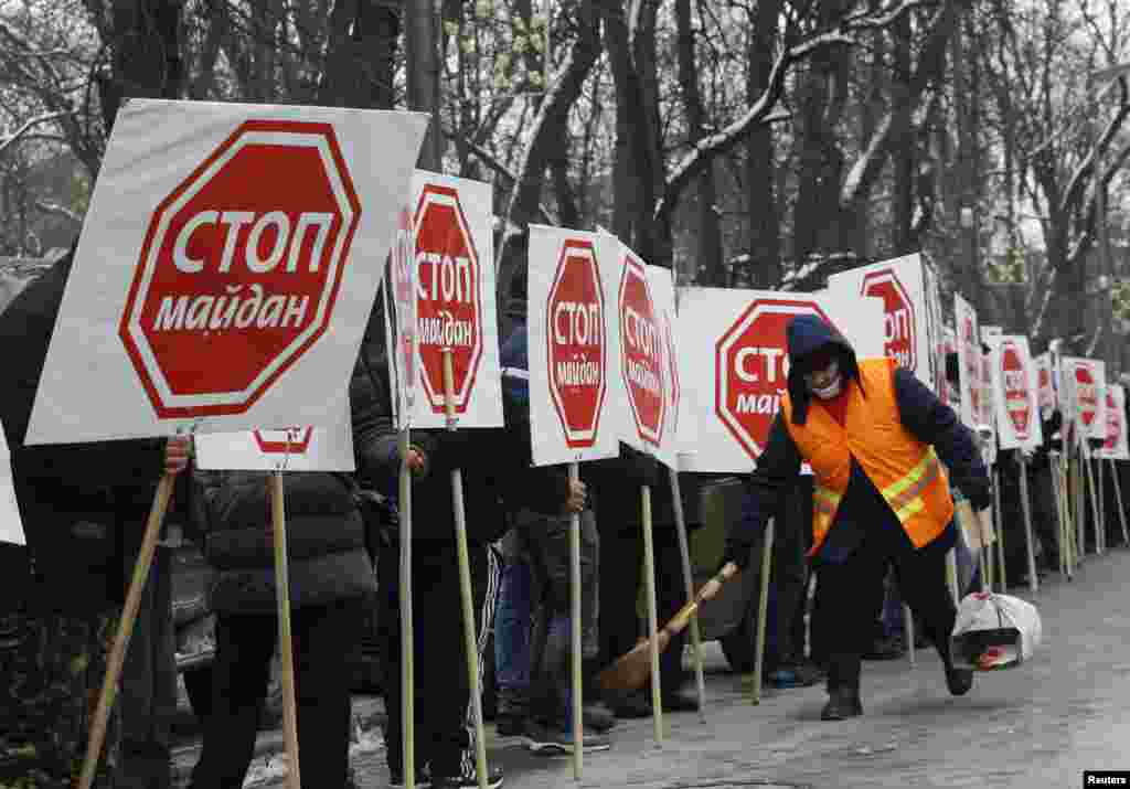 Мітынг прыхільнікаў прэзыдэнта Віктара Януковіча каля будынку Вярхоўнай Рады ў Кіеве.